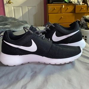 nike black and white sneakers!! women’s 8.5